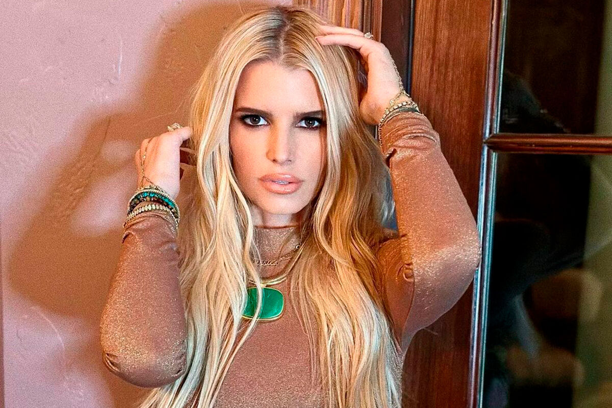 Jessica Simpson changes her image and sparks rumors of her own twin